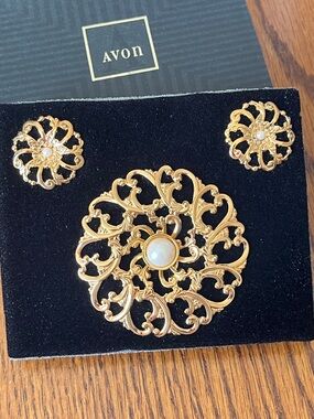 Avon Flower Blossom Gold-Tone Floral Filigree Brooch and Earring Set